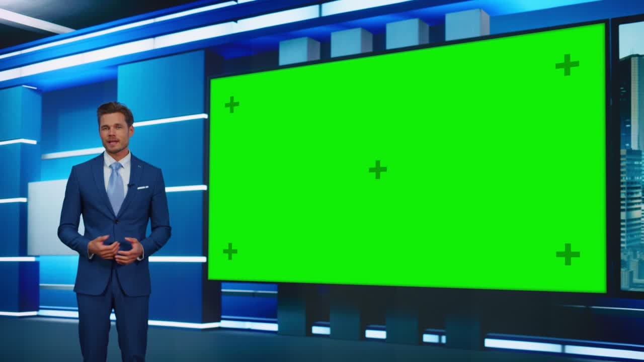 뉴스 쇼 tv 프로그램: 뉴스  스튜디오에 서있는 잘생긴 백인 남성 진행자, 큰 녹색 크로마 키 스크린을 사용합니다. 뉴스 아코르, 진행자는 뉴스, 날씨, 재생 모의 케이블 채널에 대해 이야기합니다.