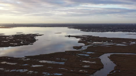 Una-Toma-Aérea-De-Baldwin-Bay-Cerca-De-Freeport,-Ny-Al-Atardecer