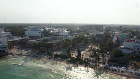 Maya-Portal-Skulptur-Im-Park-Los-Fundadores-In-Playa-Del-Carmen,-Mexiko.-Luftbild,-Orbitaufnahme