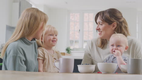 Gleichgeschlechtliches-Weibliches-Paar-Beim-Gesunden-Frühstück-Zu-Hause-Mit-Tochter-Und-Kleinem-Sohn