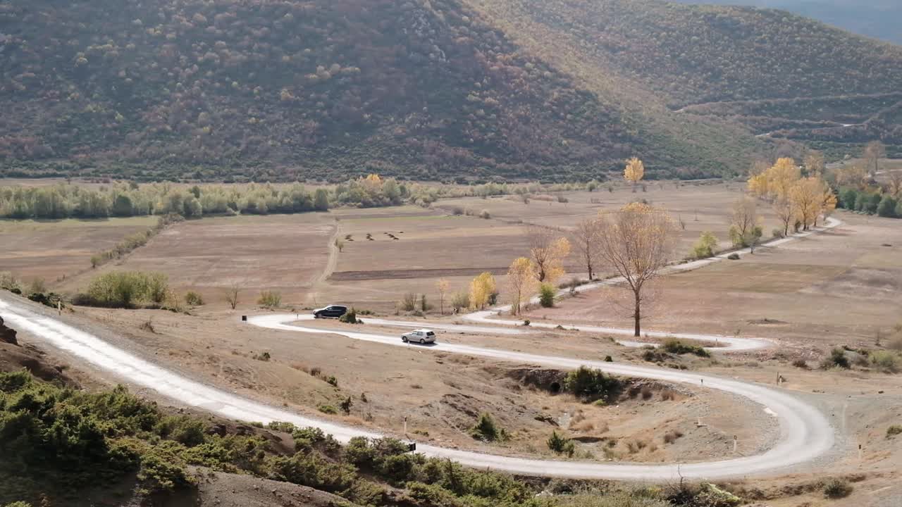paso de montaña en la parte sur de albania en la temporada de otoño