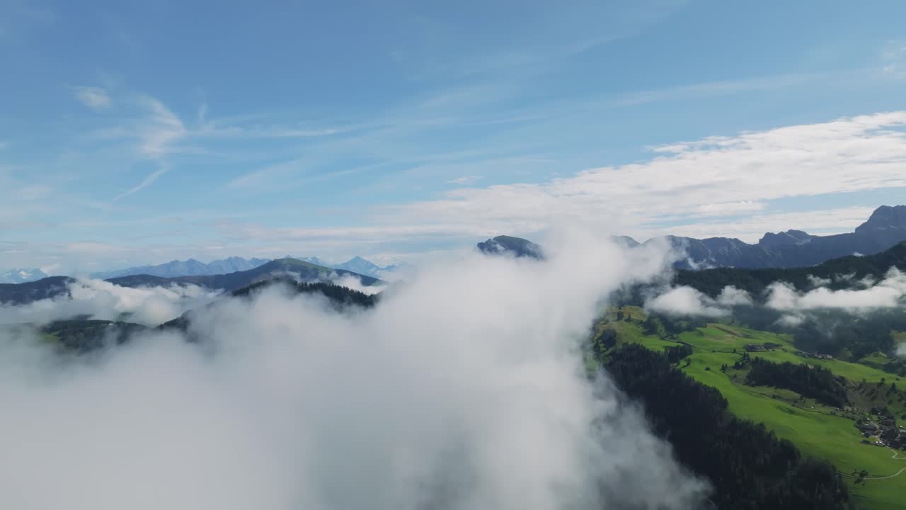 드론은 구름 사이를 날아다니며 배경에 돌로마이트 봉우리를 드러니다.