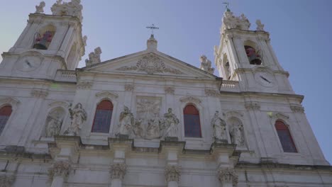 Construccion-Catedral-Iglesia-Acervo-Vanguardia-Andar-Asolear-Asoleado-Cielo-Azul-Alinear-Edificio-Antiguo-Portugal-Lisboa-Apedrear-Muro-De-Piedra-Camara-Lenta-Travelling-Shot