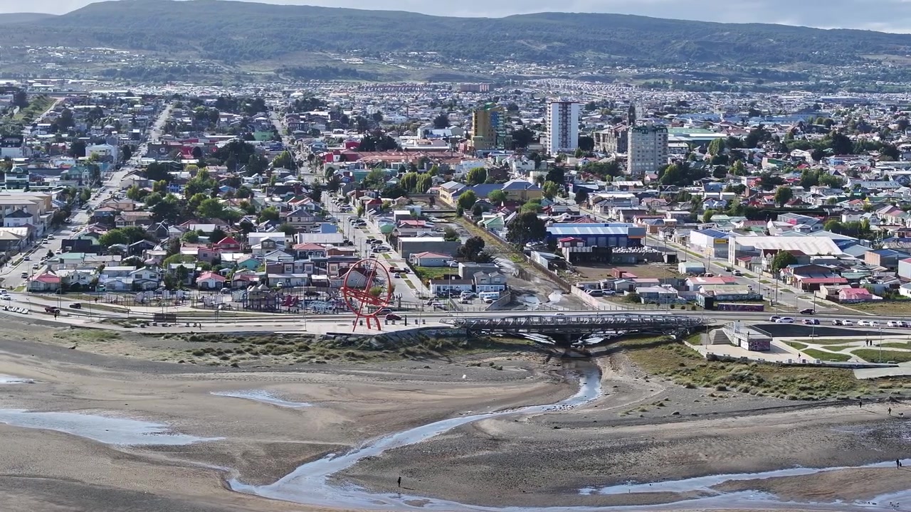 Punta Arenas, Chile. Dronekuva rannikkoliikenteestä ja rakennuksista aurinkoisena päivänä