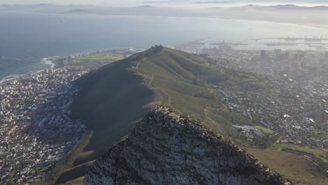 vista aérea de lion's head y signal hill en ciudad del cabo, sudáfrica