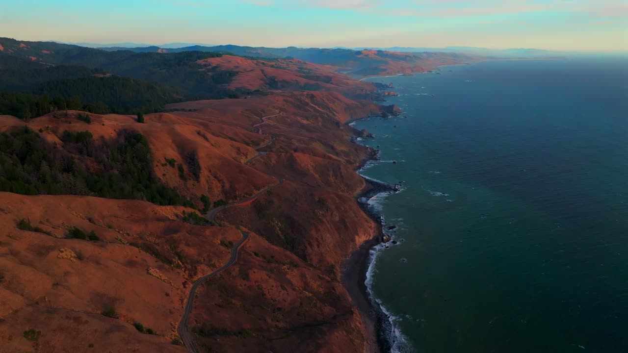 보데가 베이 포트 로스 볼리나스, 소노마 코스트 주립 공원, 선, 캘리포니아, 공중 드론, 경치 좋은 비행, 거친 바람이 부는 해안 고속도로, 레드우드 포인트, 레이스, 빅 서, 슨 크리크, 태평양