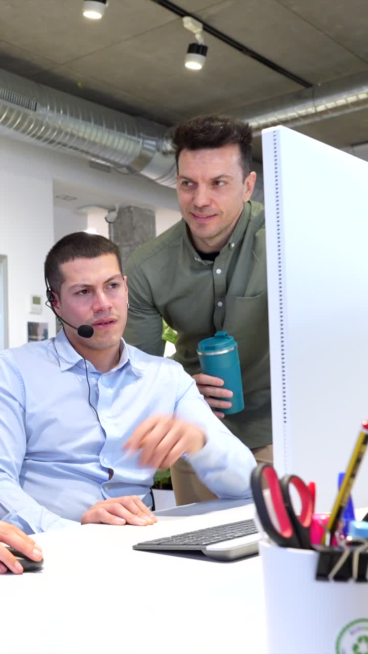 reunión de equipo en una oficina moderna