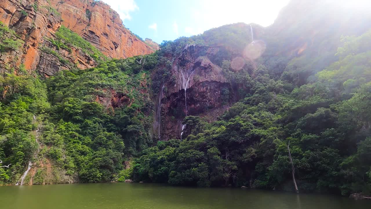 acantilado rocoso escarpado con bosque y cascadas en el cañón del río blyde, sudáfrica