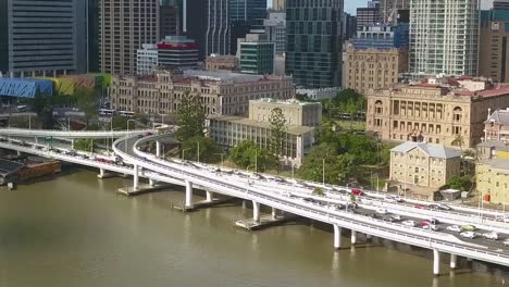 Retroceso-Aéreo-Mientras-Los-Automóviles-Circulan-Por-Un-Paso-Elevado-Sobre-El-Tráfico-En-Brisbane,-Australia