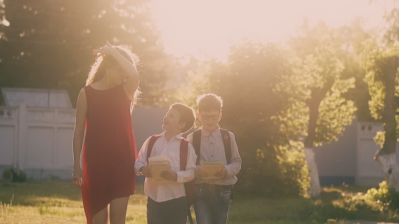 시험 후 책 을 던지는 아이 들 과 함께  ⁇ 는 여인 1