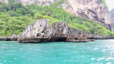 isla tropical con vegetación exuberante y agua turquesa