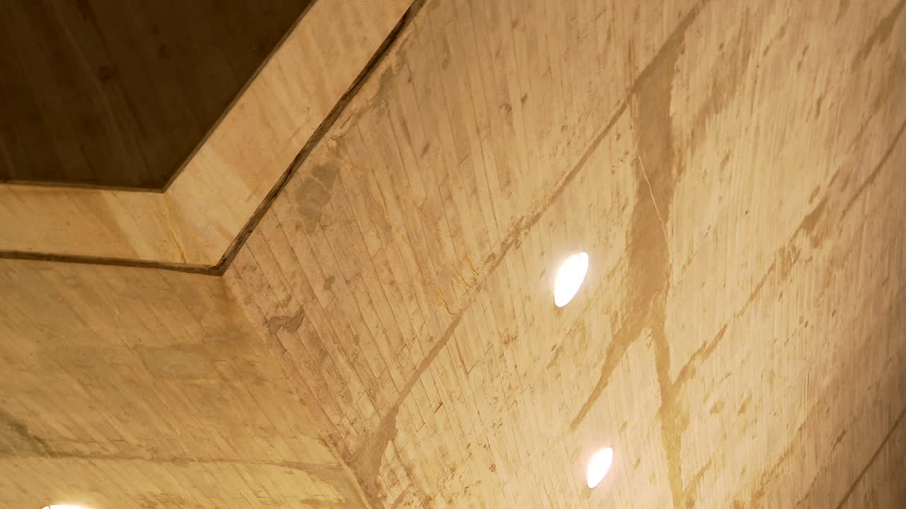 rotación geométrica de una forma arquitectónica urbana abstracta