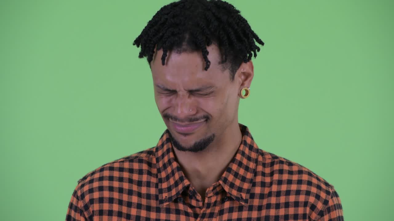 joven y guapo hombre africano con dreadlocks