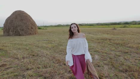 mujer en un campo