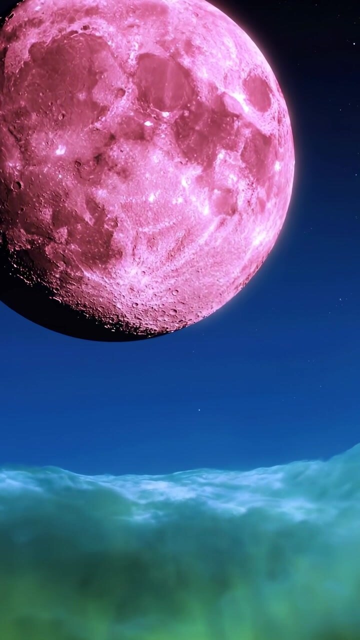 Grande Lua Rosa Surgindo Acima de Nuvens Verdes Brilhantes