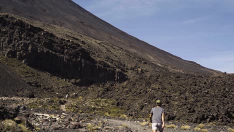 niño solitario está haciendo senderismo en tongariro alpine crossing pista de senderismo en nueva zelanda