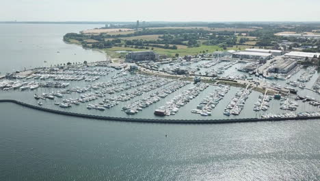 Luftaufnahme-Des-Jachthafens-Mit-Segelbooten,-Schnellbooten-Und-Yachten