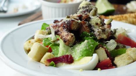 ensalada de pollo césar