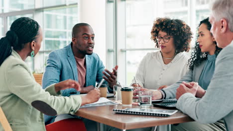 Gente-De-Negocios,-Trabajo-En-Equipo-Y-Personal-En-Una-Reunión