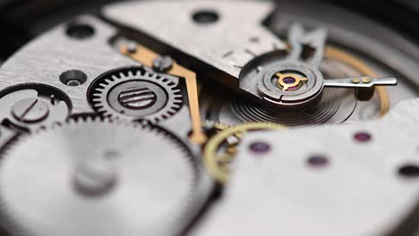 mecanismo de trabajo interno del reloj de pulsera con un péndulo y engranajes que giran rápidamente. reloj 4k de primer plano con poca profundidad de campo