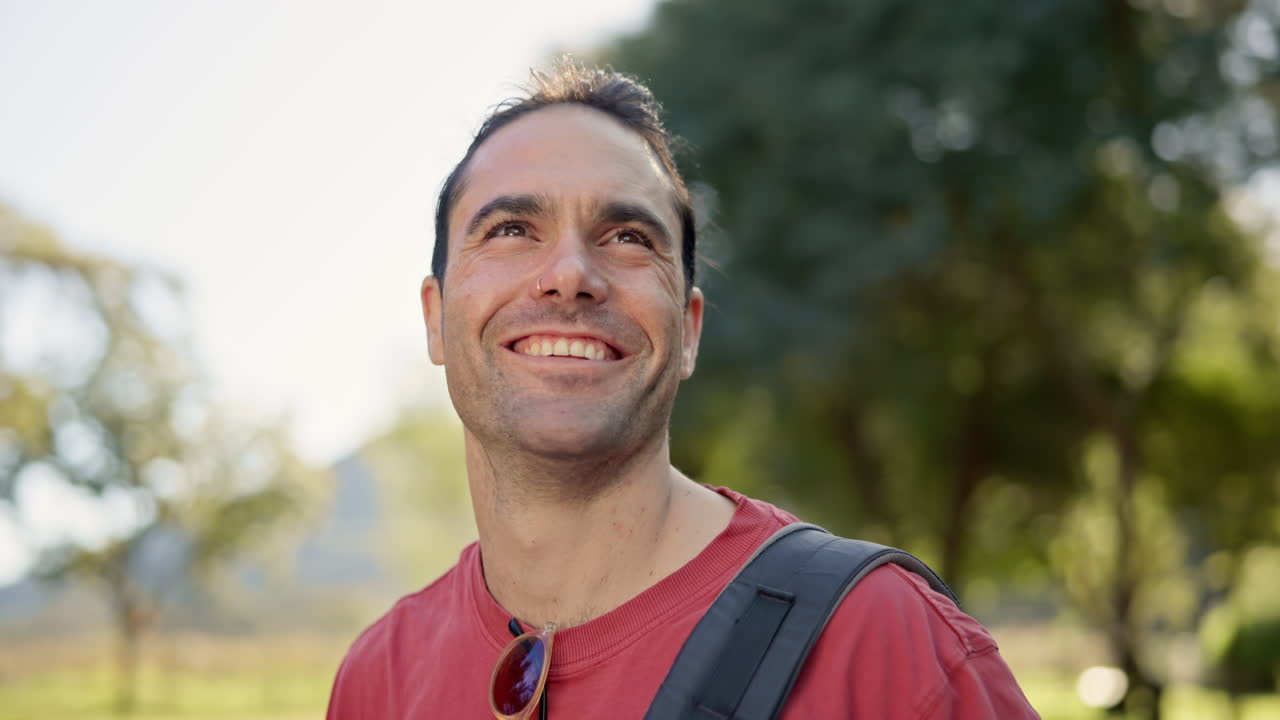 Naturaleza, aventura y hombre caminando en un jardín