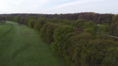 Parkweg-Mit-Fluss-Oder-See,-Morgens-In-Köln-Im-Grüngürtel-Bei-Sülz