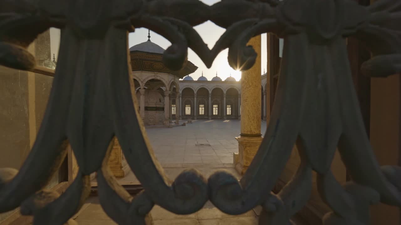 el sol rompe a través de la celosía de la ventana en la mezquita muhammad ali pasha, el patio es visible en el interior. gran mezquita de muhammad ali paxa o mezquita de alabastro en el cairo, egipto. ciudadela del cairo. tiro de gimbal, uhd 4k