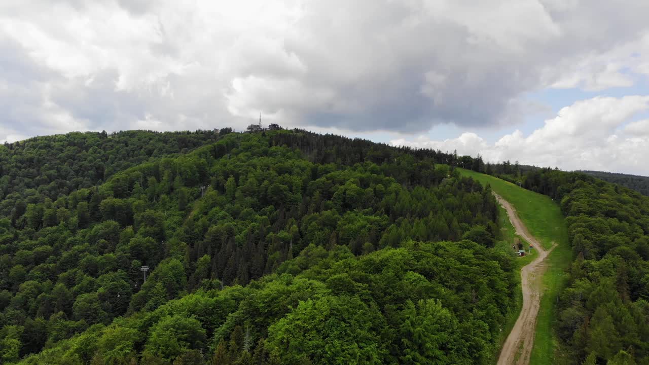 ascensor del teleférico y ruta de senderismo en el pico javorzyna krynicka, antena de krynica polonia