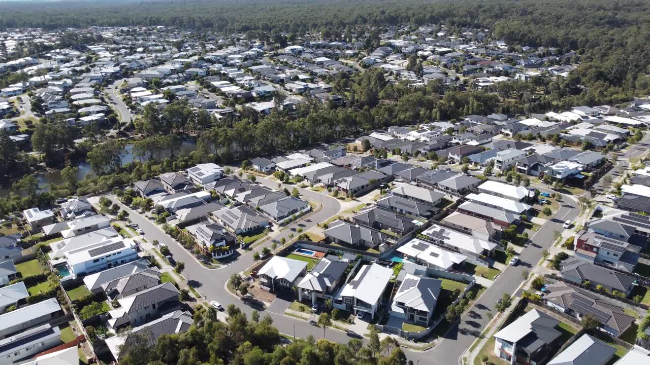 vista aérea de un suburbio australiano de lujo con grandes casas familiares muchas con piscinas