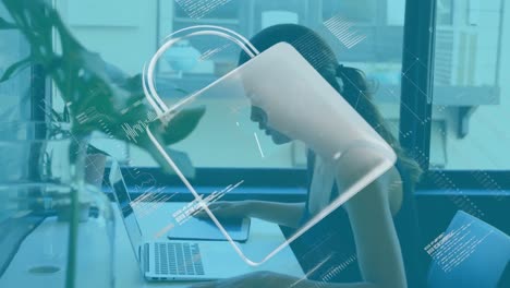 animación del candado de seguridad en línea y procesamiento de datos sobre una mujer de negocios que usa una computadora portátil