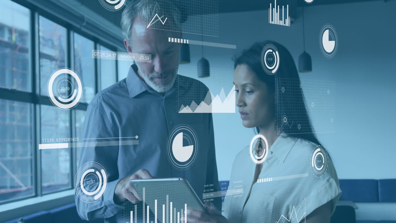 animación del procesamiento de datos estadísticos sobre hombres y mujeres diversos discutiendo sobre tableta en la oficina