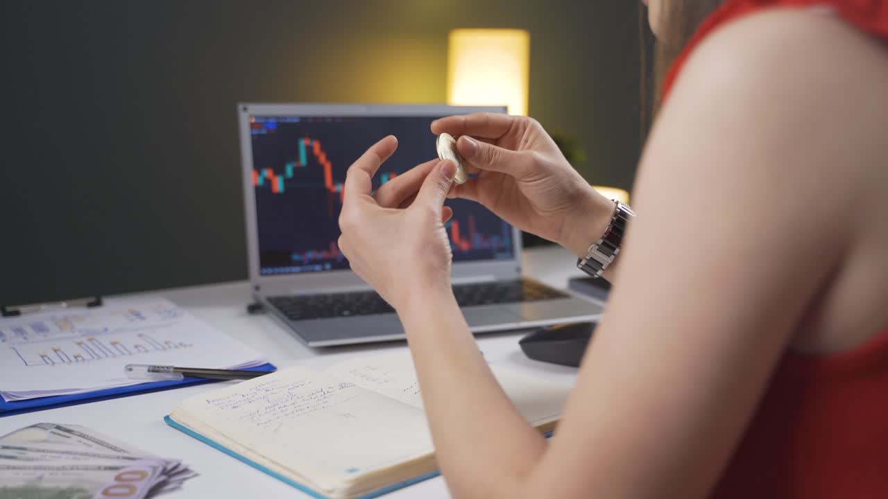 una mujer examinando bitcoins.
