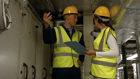 ingenieros que trabajan en la sala de control de temperatura