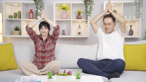 Pareja-Casada-Meditando-En-Casa.