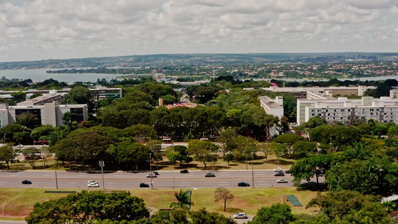 Traffico ad Asa Sul con Superquadras e sfondo del lago, Brasília, Brasile, vista aerea
