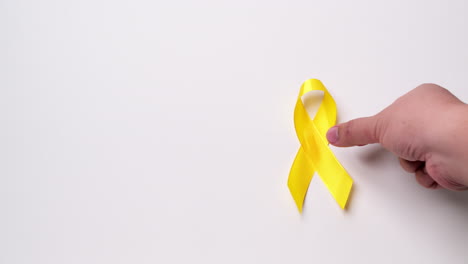 Día-De-La-Prevención-Del-Suicidio,-Mes-De-Concientización-Sobre-El-Cáncer-Infantil,-Sarcoma,-óseo-Y-Vesical-Y-Cinta-Amarilla-Para-Apoyar-La-Vida-Y-La-Enfermedad-De-Las-Personas