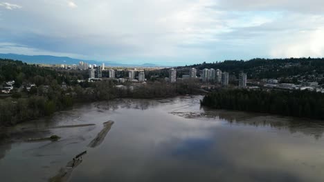 Orilla-Del-Océano-Con-Barro-En-La-Ciudad