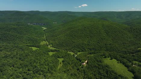 Buffalo-River-Through-Forest-Landscape-In-Arkansas,-USA