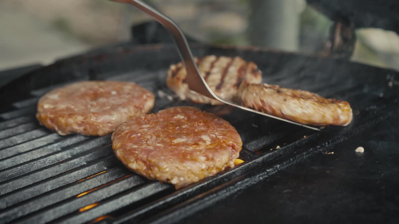 그릴에 버거를 는 것