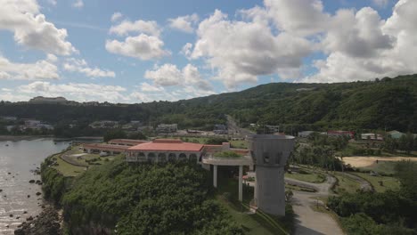 dron recorriendo el complejo de gobernadores en la isla de guam