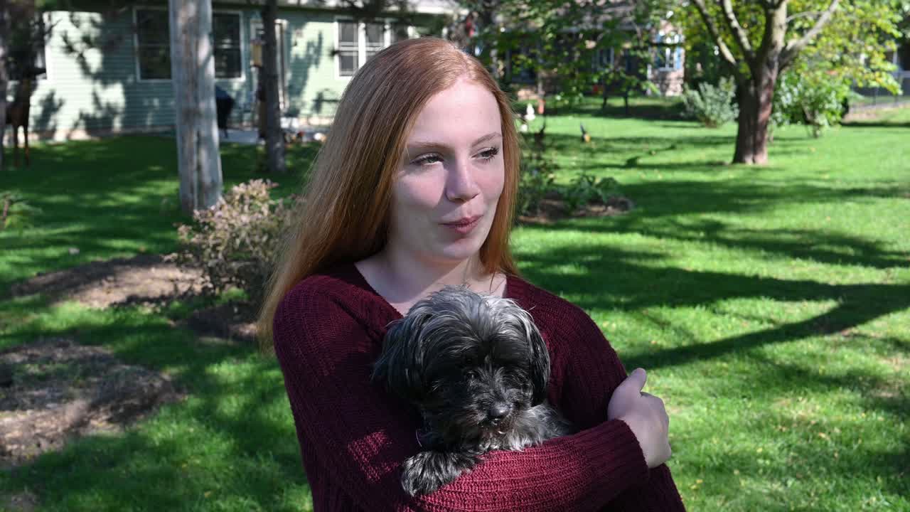 매들린은 그녀의 요키 똥 개를 사랑