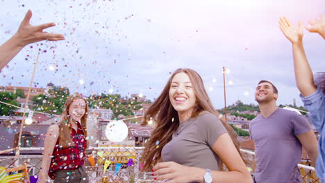 celebración de confeti en el techo amigos