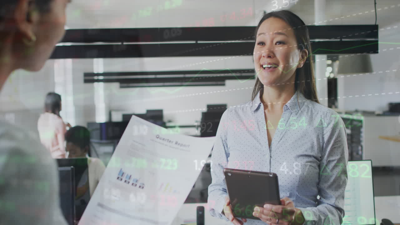 사무실에서 다양한 비즈니스 사람들에 대한 금융 데이터 처리의 애니메이션