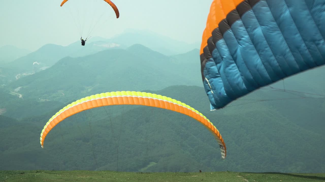 Paralayang tandem di Danyang, Korea Selatan.