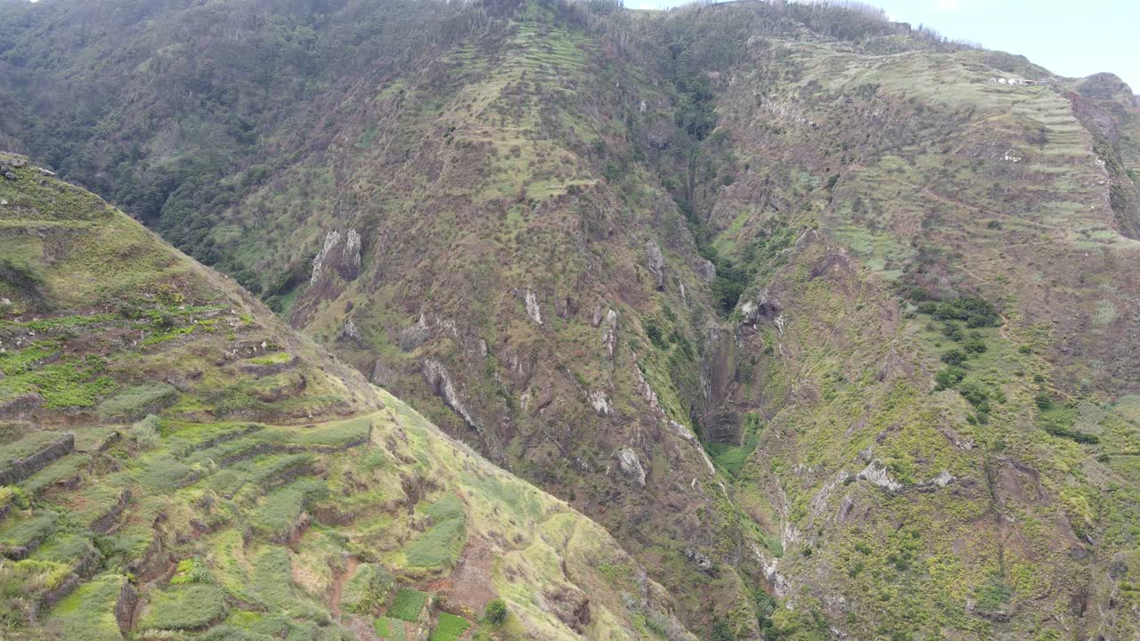 imágenes aéreas de drones que muestran un valle verde y exuberante en la isla de madeira