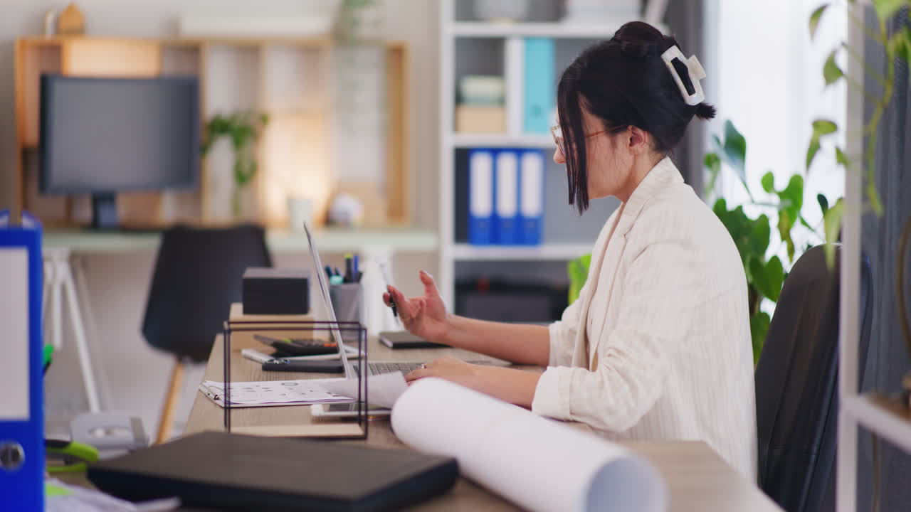 여성은 재정적 결과를 분석하고 불만족합니다.