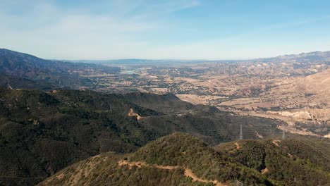 Vista-Aérea-De-La-Montaña-Y-El-Bosque-De-La-Costa-Oeste