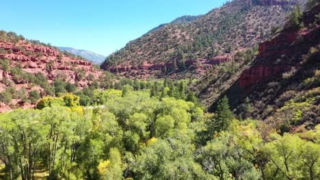 位於科羅拉多州洛基山脈 (rocky mountains) 的 82 號高速公路 (highway 82) 上,前往阿斯<unk> (aspen)