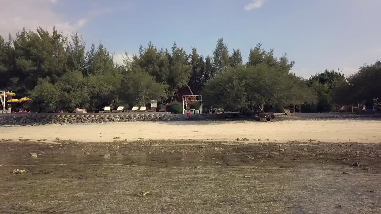 2017년 발리 인도네시아 길리 트라왕간 해변의 드론 영상이 왼쪽에서 오른쪽으로 옆으로 날아가는 놀라운 조감도 비행 슬라이더