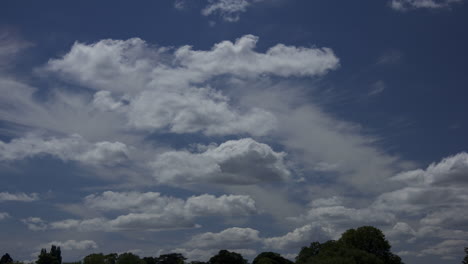 lapso de tiempo de nubes blancas moviéndose a través del cielo azul